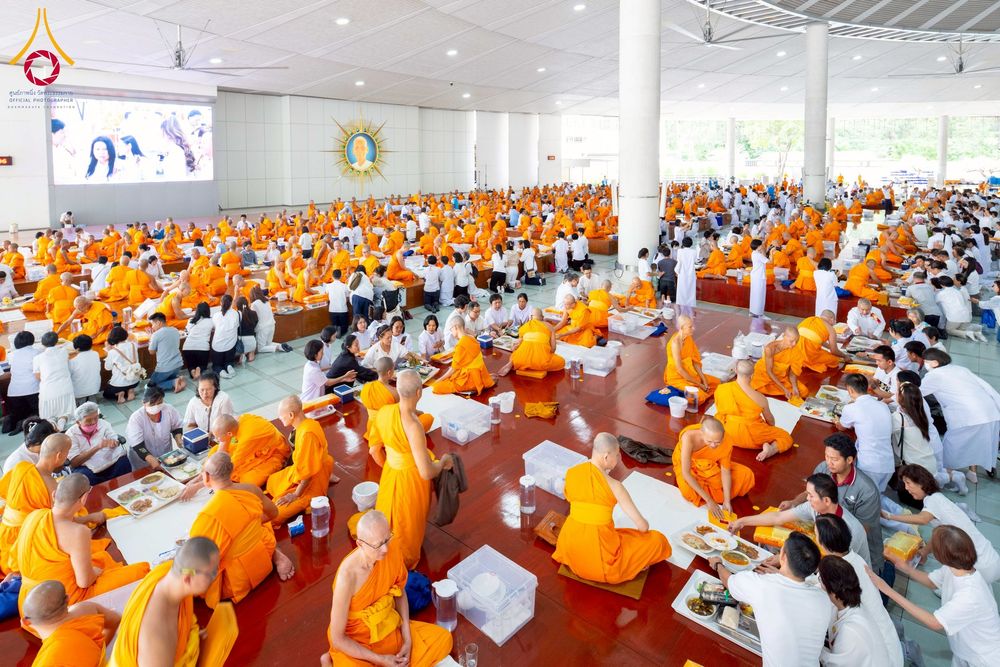 ภาพ No.265939:วันพุธที่ 5 พฤศจิกายน พ.ศ. 2568 (วันพระ ขึ้น 15 ค่ำ เดือน 12) พิธีบุพเปตพลี ครั้งที่ 172 ร่วมอุทิศบุญแด่หมู่ญาติที่ล่วงลับไปแล้ว และสืบทอดอายุพระพุทธศาสนา ณ หอฉันคุณยายอาจารย์ฯ วัดพระธรรมกาย