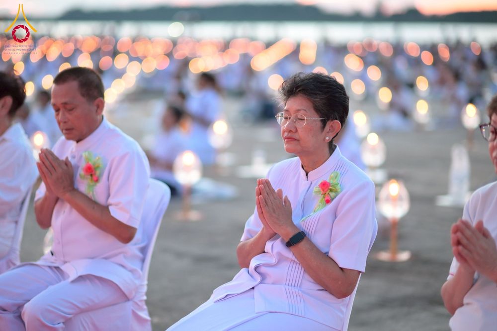 ภาพ No.250477:วันอังคารที่ 7 ตุลาคม พ.ศ. 2568 พิธีจุดประทีปบูชาพระรัตนตรัย ณ ลานธรรมปทุมรัตน์ธรรมเจดีย์ พุทธอุทยานนานาชาติ อ.โพนพิสัย จ.หนองคาย