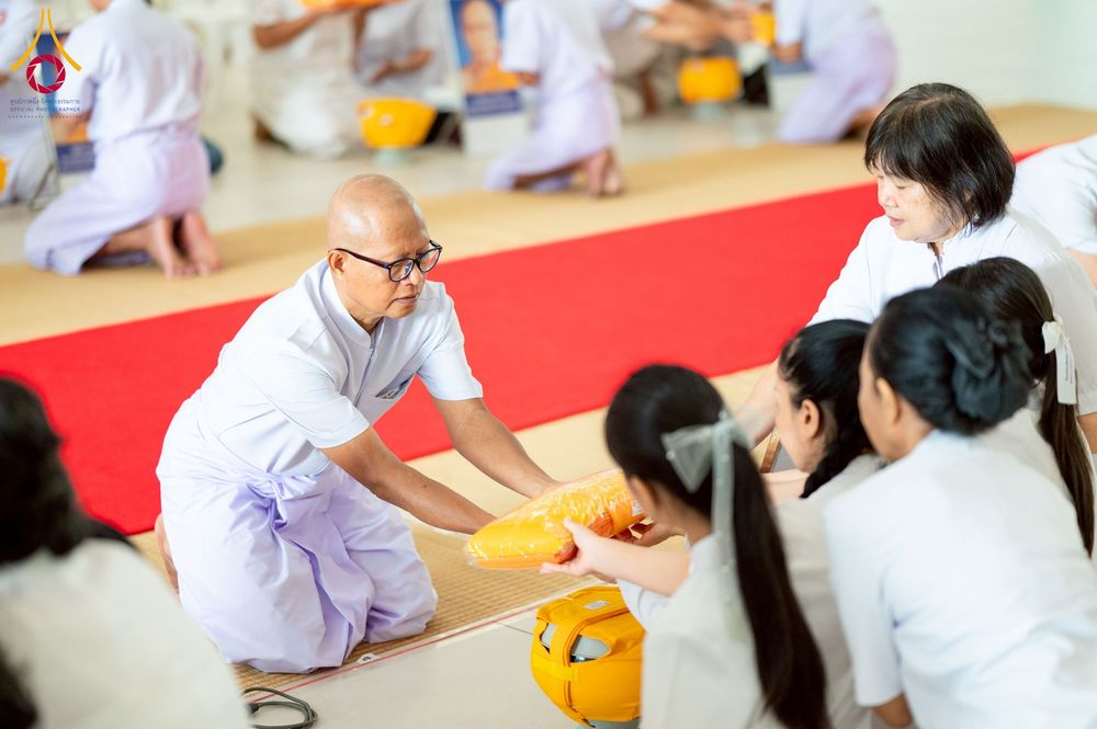 ภาพ No.244715:วันเสาร์ที่ 6 กันยายน พ.ศ. 2568 พิธีขอขมา-รับผ้าไตรของนาคธรรมทายาท โครงการอุปสมบทหมู่บูชาธรรมครบรอบ 108 ปี  วันครูผู้ค้นพบวิชชาธรรมกาย ณ โบสถ์พระไตรปิฎก วัดพระธรรมกาย