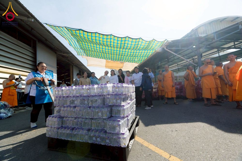 ภาพ No.273704:วันที่ 27 พฤศจิกายน พ.ศ. 2568 คณะศิษยานุศิษย์วัดพระธรรมกาย มูลนิธิธรรมกาย มอบอาหารและสิ่งของความช่วยเหลือให้พี่น้องชาวใต้ ผู้ประสบอุทกภัยน้ำท่วม