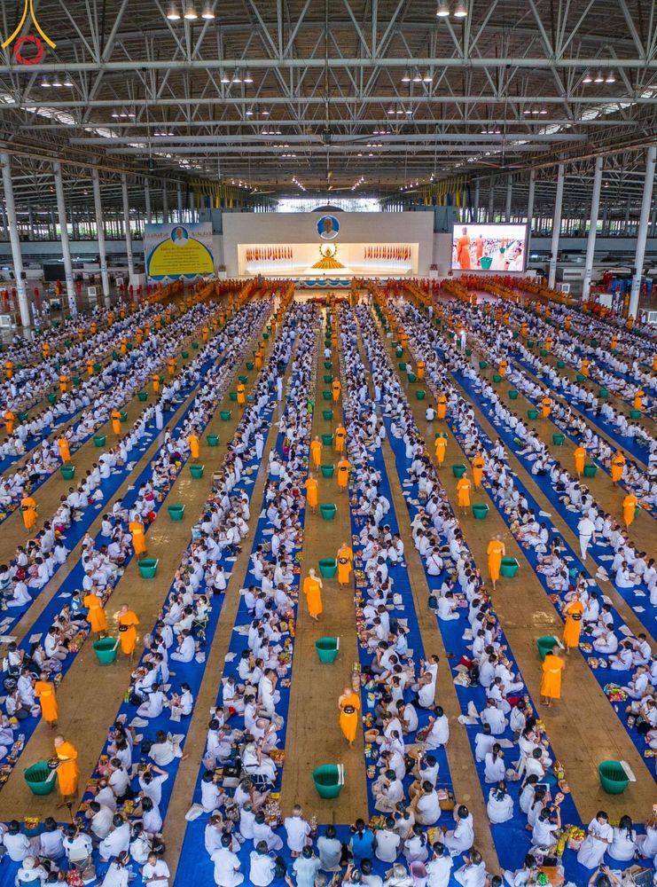 ภาพ No.137196:พิธีตักบาตร และปฏิบัติธรรม ในวันวิสาขบูชา วันพุธที่ 22 พฤษภาคม พ.ศ. 2567 ( วันพระขึ้น15 ค่ำ เดือน 6 ) ณ วัดพระธรรมกาย จ.ปทุมธานี