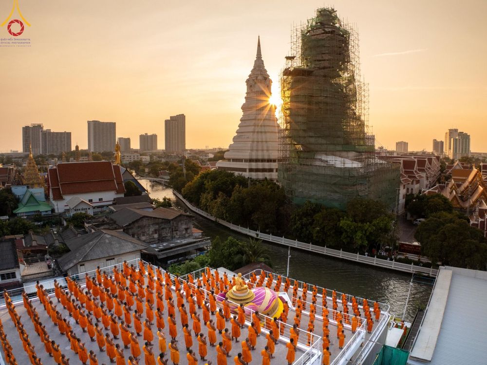 ภาพ No.201329:พระธรรมยาตราปฏิบัติธรรม และถ่ายภาพหมู่ประวัติศาสตร์ ณ อาคารธรรมยาตรา กตัญญูบูชามหาปูชนียาจารย์  ตรงข้ามวัดปากน้ำภาษีเจริญ จ.กรุงเทพมหานคร ในโครงการธรรมยาตรา กตัญญูบูชา มหาปูชนียาจารย์ พระมงคลเทพมุนี(สด จนฺทสโร) พระผู้ปราบมาร อนุสรณ์สถาน 7 แห่ง ปีที่ 13