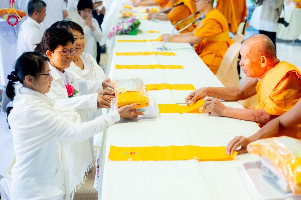 ภาพ No.193746:สาธุชนถวายภัตตาหารเป็นสังฆทาน แด่พระธรรมยาตรา ณ อนุสรณ์สถานมหาวิหารพระมงคลเทพมุนี (โลตัสแลนด์) อ.สองพี่น้อง จ.สุพรรณบุรี ในโครงการธรรมยาตรา กตัญญูบูชา มหาปูชนียาจารย์ พระมงคลเทพมุนี(สด จนฺทสโร) พระผู้ปราบมาร ปีที่ 13 วันที่ 12 มกราคม พ.ศ.2568