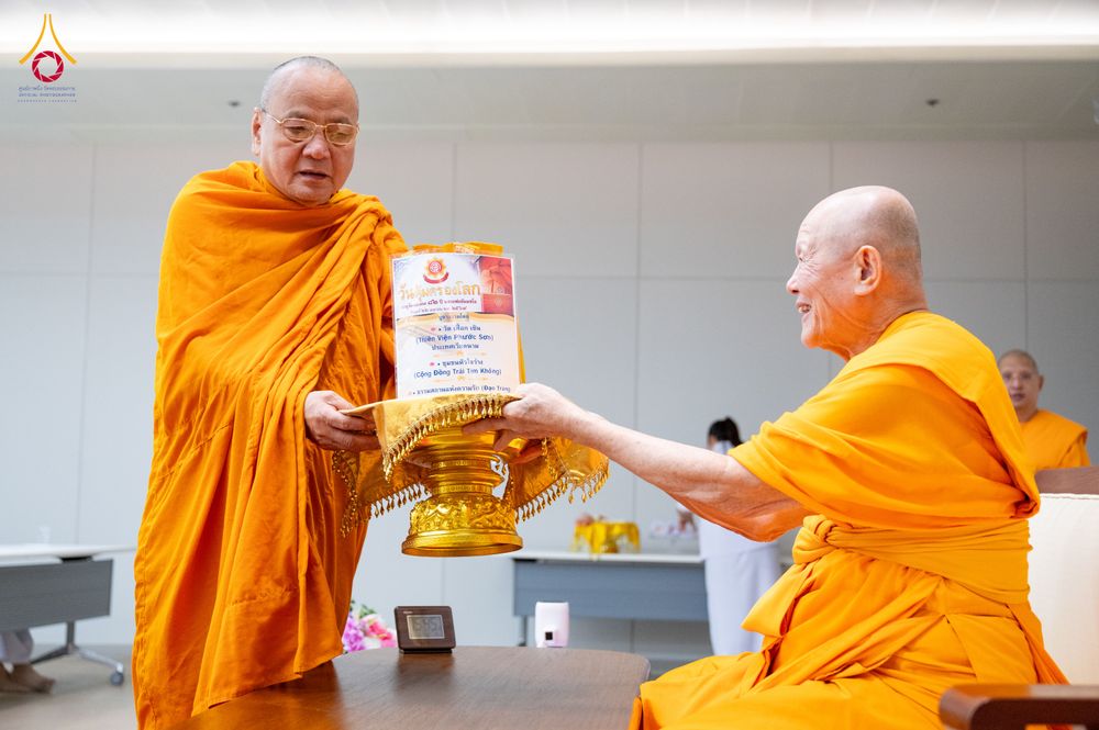 ภาพ No.324781:วันอังคารที่ 21 เมษายน พ.ศ.2569  หลวงพ่อทัตตชีโว รองเจ้าอาวาสวัดพระธรรมกาย ถวายการต้อนรับและปฏิสันถารคณะสงฆ์จากประเทศเวียดนาม