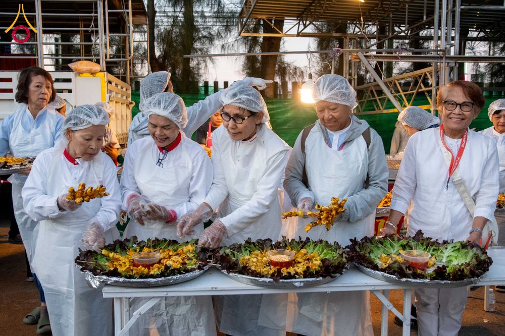 ภาพ No.288271:วันที่ 5 มกราคม พ.ศ. 2569 พิธีถวายภัตตาหารเป็นสังฆทาน แด่พระธรรมยาตรา ในโครงการธรรมยาตรา กตัญญูบูชา มหาปูชนียาจารย์ พระมงคลเทพมุนี(สด จนฺทสโร) พระผู้ปราบมาร อนุสรณ์สถาน 7 แห่ง ปีที่ 14 ณ อนุสรณ์สถานมหาวิหารพระมงคลเทพมุนี (โลตัสแลนด์) อ.สองพี่น้อง จ.สุพรร