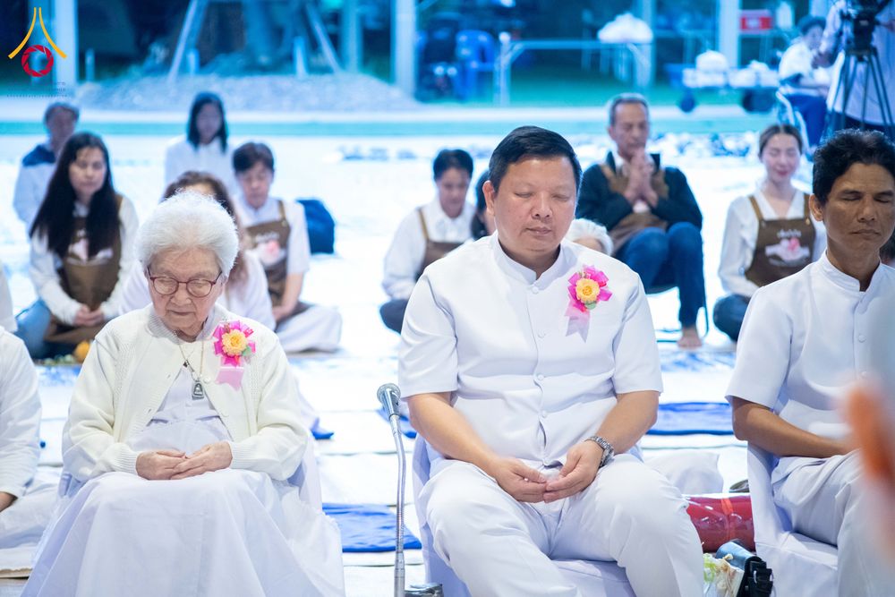 ภาพ No.288084:วันที่ 4 มกราคม พ.ศ. 2569 พิธีถวายภัตตาหารเป็นสังฆทาน แด่พระธรรมยาตรา ในโครงการธรรมยาตรา กตัญญูบูชา มหาปูชนียาจารย์ พระมงคลเทพมุนี(สด จนฺทสโร) พระผู้ปราบมาร อนุสรณ์สถาน 7 แห่ง ปีที่ 14 ณ อนุสรณ์สถานมหาวิหารพระมงคลเทพมุนี (โลตัสแลนด์) อ.สองพี่น้อง จ.สุพรร