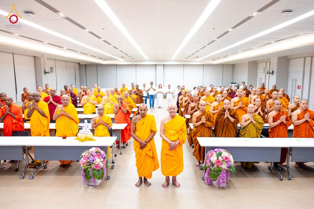 ภาพ No.323387:หลวงพ่อทัตตชีโว รองเจ้าอาวาสวัดพระธรรมกาย ถวายการต้อนรับปฏิสันถารคณะสงฆ์จากประเทศศรีลังกา