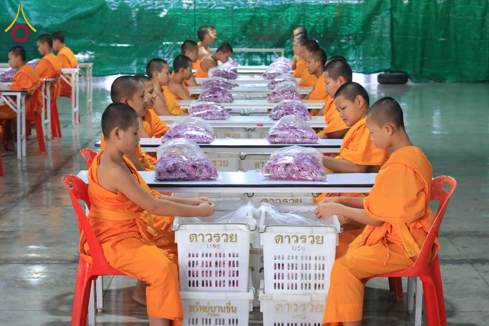 ภาพ No.303220:วันที่ 15-21 มกราคม พ.ศ.2569 ปลิดกลีบดอกเบญจทรัพย์ เพื่อโปรยต้อนรับพระธรรมยาตรา ในโครงการธรรมยาตรา กตัญญูบูชา มหาปูชนียาจารย์ พระมงคลเทพมุนี(สด จนฺทสโร) พระผู้ปราบมาร อนุสรณ์สถาน 7 แห่ง ปีที่ 14 ณ วิหารคด วัดพระธรรมกาย