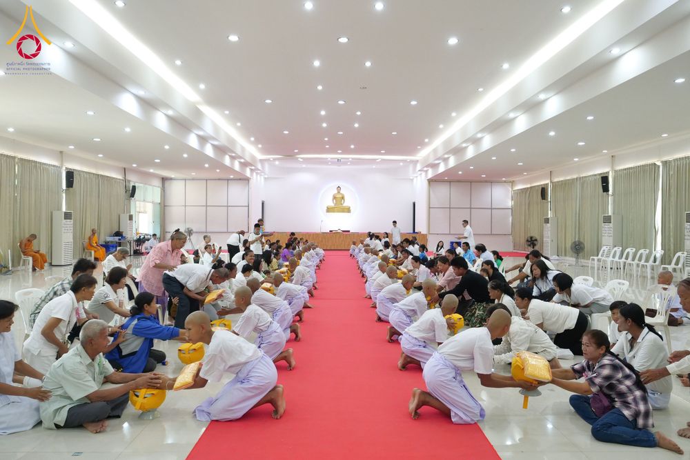 ภาพ No.319881:วันเสาร์ที่ 4 เมษายน พ.ศ.2569 พิธีตัดปอยผมและปลงผม พิธีขอขมาผู้ปกครองและมอบผ้าไตร พิธีบรรพชาและถวายบาตร ณ ศูนย์ปฏิบัติธรรมและศูนย์อบรมเยาวชนเพชรบุรี  ต.ท่าแลง อ.ท่ายาง จ.เพชรบุรี