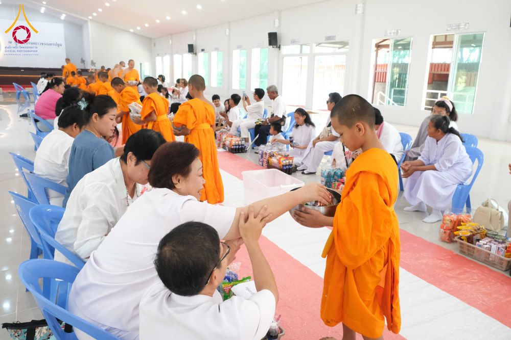 ภาพ No.320925:วันเสาร์ที่ 11 เมษายน พ.ศ.2569 พิธีตักบาตรฉลองสามเณรใหม่ ณ ศูนย์อบรมเยาวชนนครปฐม