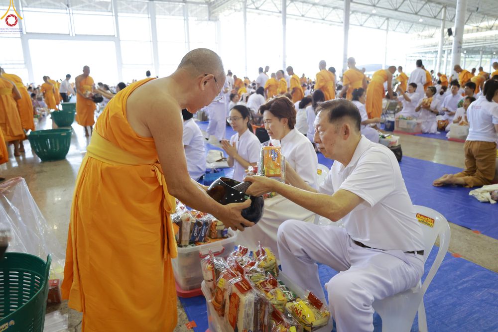 ภาพ No.318271:วันอาทิตย์ต้นเดือนที่ 5 เมษายน พ.ศ.2569 พิธีตักบาตร ณ บ้านแก้วเรือนทองคุณยายอาจารย์ฯ วัดพระธรรมกาย