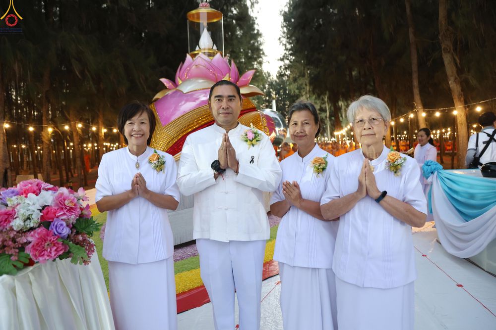 ภาพ No.289158:วันที่ 7 มกราคม พ.ศ. 2569 พิธีตักบาตรพระธรรมยาตรา ณ อนุสรณ์สถานลำดับที่ 1 สถานที่เกิดด้วยรูปกายเนื้อ อนุสรณ์สถานมหาวิหารพระมงคลเทพมุนี (โลตัสแลนด์) อ.สองพี่น้อง จ.สุพรรณบุรี ในโครงการธรรมยาตรา กตัญญูบูชา มหาปูชนียาจารย์ พระมงคลเทพมุนี(สด จนฺทสโร) พระผู้ป