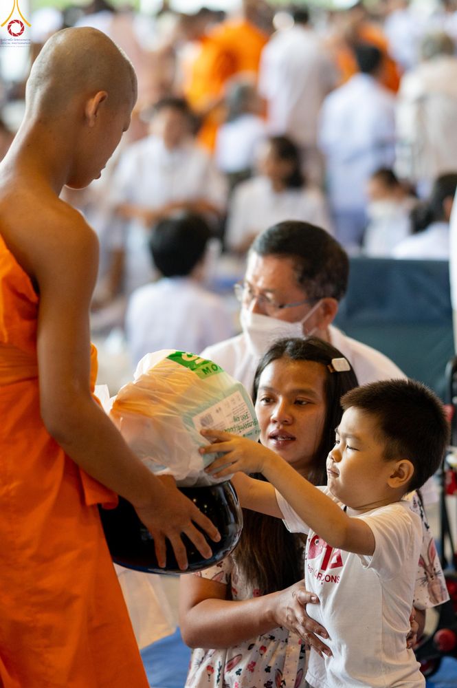 ภาพ No.311360:วันอาทิตย์ต้นเดือนที่ 1 มีนาคม พ.ศ.2569 พิธีตักบาตร และ พิธีบูชาข้าวพระ ณ สภาธรรมกายสากล วัดพระธรรมกาย