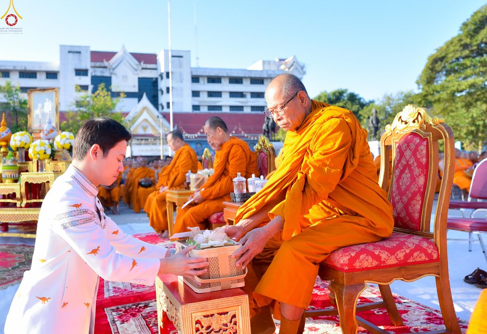 ภาพ No.280211:วันอังคารที่ ๓๐ ธันวาคม พ.ศ. ๒๕๖๘ พิธีตักบาตรพระ ๑,๐๖๙ รูป จังหวัดกาฬสินธุ์   ณ บริเวณสนามหน้าศาลากลาง จังหวัดกาฬสินธุ์ (หลังเก่า)