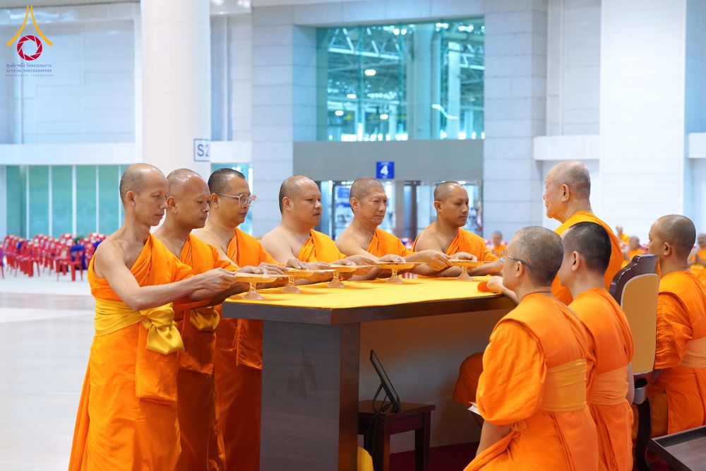 ภาพ No.284829:วันอาทิตย์ที่ 14 ธันวาคม พ.ศ.2568  พิธีปฏิบัติธรรม พิธีถวายภัตตาหารเป็นสังฆทาน พิธีมอบต้นสมบัติจักรพรรดิ ถวายแด่เจ้าอาวาสและประธานสงฆ์ 236 ศูนย์ส่งเสริมศีลธรรมทั่วโลก ณ สภาธรรมกายสากล วัดพระธรรมกาย