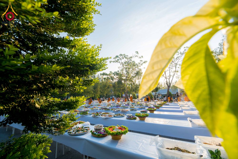 ภาพ No.292703:วันที่ 12 มกราคม พ.ศ. 2569 พิธีถวายภัตตาหารเป็นสังฆทาน แด่พระธรรมยาตรา ณ อนุสรณ์สถานมหาวิหารพระมงคลเทพมุนี (โลตัสแลนด์) อ.สองพี่น้อง จ.สุพรรณบุรี ในโครงการธรรมยาตรา กตัญญูบูชา มหาปูชนียาจารย์ พระมงคลเทพมุนี(สด จนฺทสโร) พระผู้ปราบมาร อนุสรณ์สถาน 7 แห่ง ปี