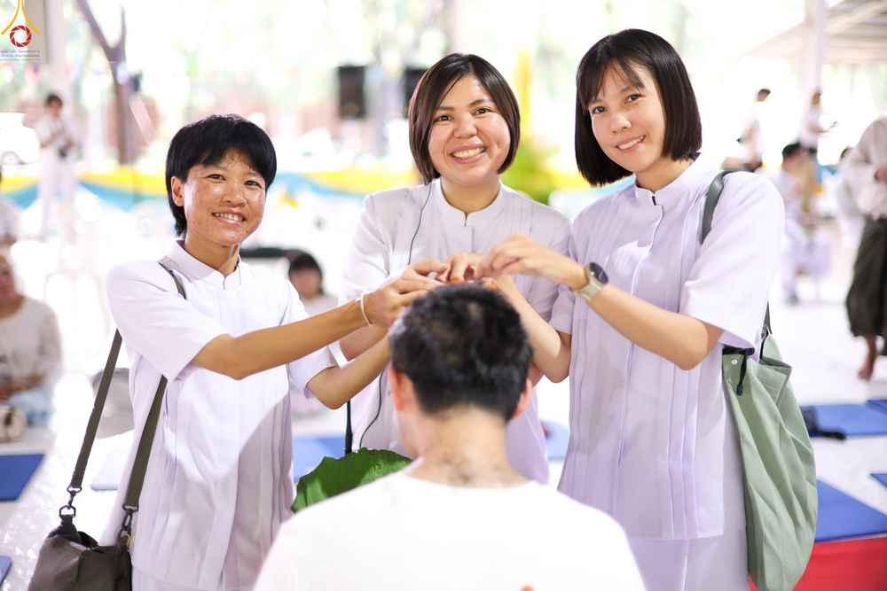 ภาพ No.338295:วันอาทิตย์ที่ 5 กรกฎาคม พศ.2569 พิธีตัดปอยผมธรรมทายาทนานาชาติ IDOP รุ่นที่ 21 จากประเทศจีน มาเลเซีย สิงคโปร์ และไต้หวัน ณ โถงช้าง วัดพระธรรมกาย
