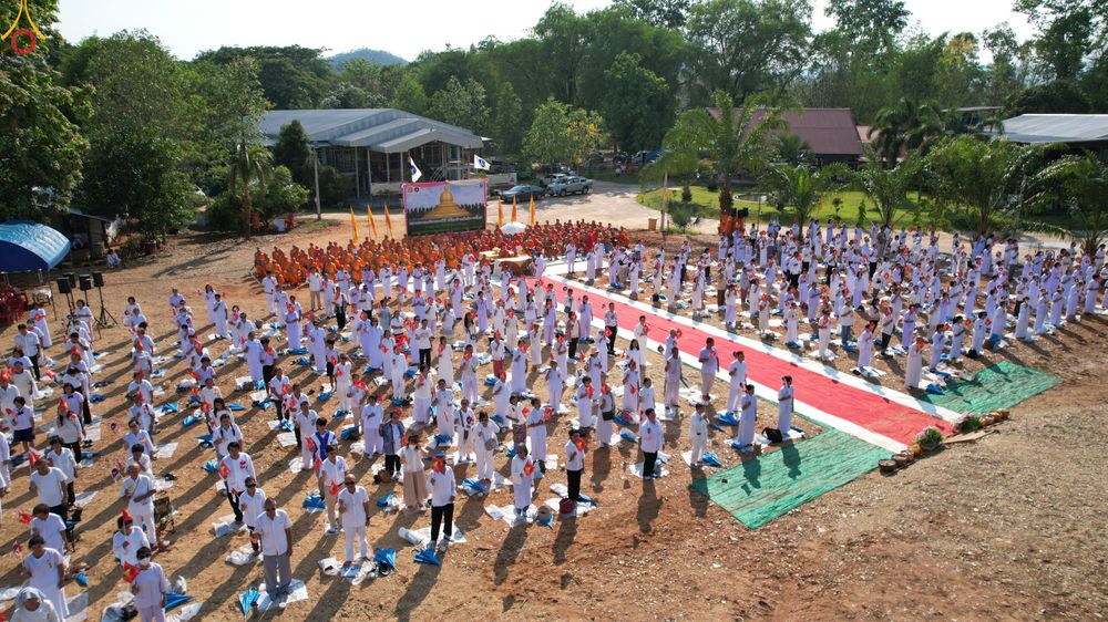 ภาพ No.326897:วันศุกร์ที่ ๑ พฤษภาคม พ.ศ.๒๕๖๙ พิธีทอดผ้าป่า สถาปนาองค์พระเจดีย์เพื่อสร้างสันติภาพโลก และ พิธีโปรยรัตนชาติ กลั่นแผ่นดิน  โปรยทราย เป็นปฐมฤกษ์ ณ ศูนย์ปฏิบัติธรรมเถินเทิดธรรม ต.แม่ปะ อ.เถิน จ.ลำปาง
