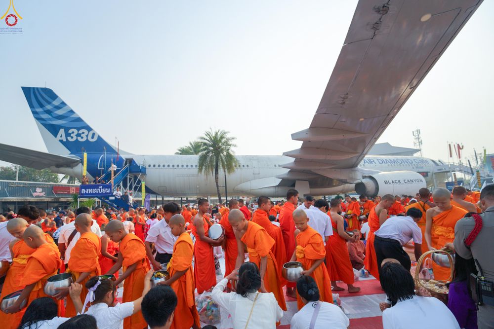 ภาพ No.321064:วันอาทิตย์ที่ ๑๒ เมษายน พ.ศ ๒๕๖๙ พิธีตักบาตรปี๋ใหม่เมืองพระภิกษุสงฆ์ ๓๓๙ รูป  อุทิศถวายพระราชกุศลสมเด็จพระนางสิริกิติ์  พระบรมราชินีนาถ พระบรมราชชนนีพันปีหลวง และฉลองเมืองแม่แตงครบรอบ ๑๑๙ ปี ณ ลานโรงแรมแอร์ไดมอนด์ อำเภอแม่แตง จังหวัดเชียงใหม่