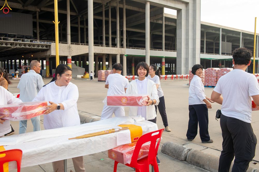 ภาพ No.322586:วันที่ 17 เมษายน พ.ศ.2569 การเรียงกล่องไทยธรรม เรียงน้ำดื่ม เรียงร่ม ณ ลานธรรมพระมหาธรรมกายเจดีย์ เพื่องานถวายมหาสังฆทาน 40,000 กว่าวัดทั่วประเทศ วันคุ้มครองโลก 22 เมษายน พ.ศ.2569 วัดพระธรรมกาย