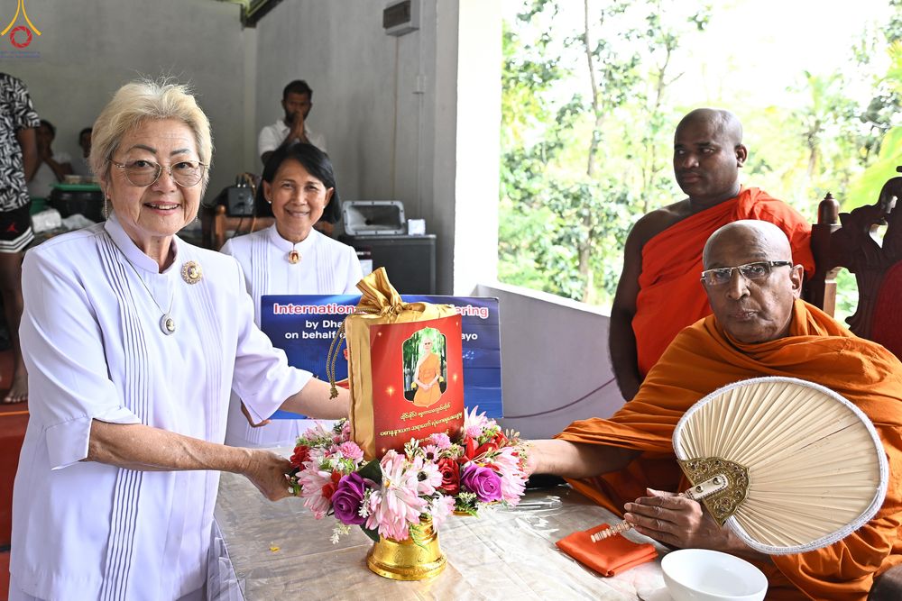 ภาพ No.278709:วันที่ 30 ตุลาคม พ.ศ.2568 กฐินสมทบต่างประเทศ โดยคณะศิษยานุศิษย์ บูชาธรรม 81 ปี หลวงพ่อธัมมชโย ณ วัดศรีสุดาสนะ รังกุต วิหาร ประเทศศรีลังกา