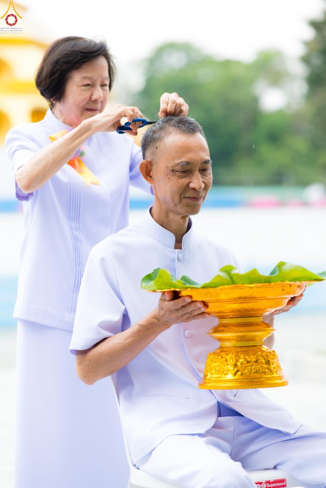 ภาพ No.330526:วันที่ 30 พฤษภาคม พ.ศ.2569 พิธีตัดปอยผมและปลงผม อุบาสกอุปสมบทอุทิศชีวิต 11 ท่าน (ภาพชุดที่ 2) ณ โบสถ์พระไตรปิฎก วัดพระธรรมกาย จังหวัดปทุมธานี