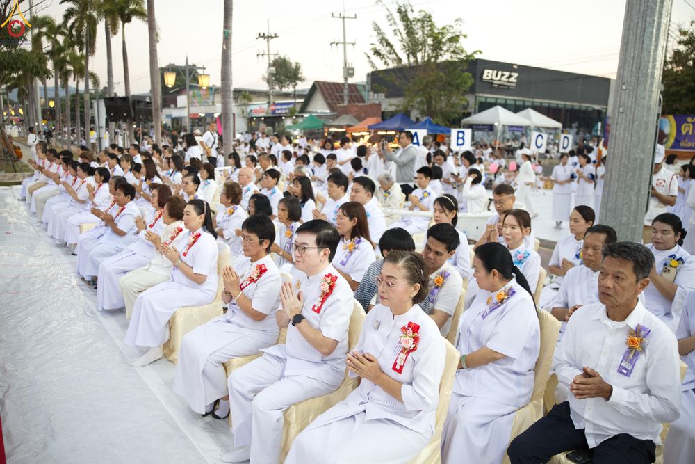 ภาพ No.284173:วันเสาร์ที่ 20 ธันวาคม พ.ศ.2568  พิธีตักบาตรพระ 10,000 รูป เนื่องในโอกาส 194 ปี จังหวัดกาญจนบุรี และอุทิศส่วนกุศลให้แด่บรรพชนทั้งหลาย บริเวณถนนสองแคว (Skywalk) เมืองกาญจนบุรี