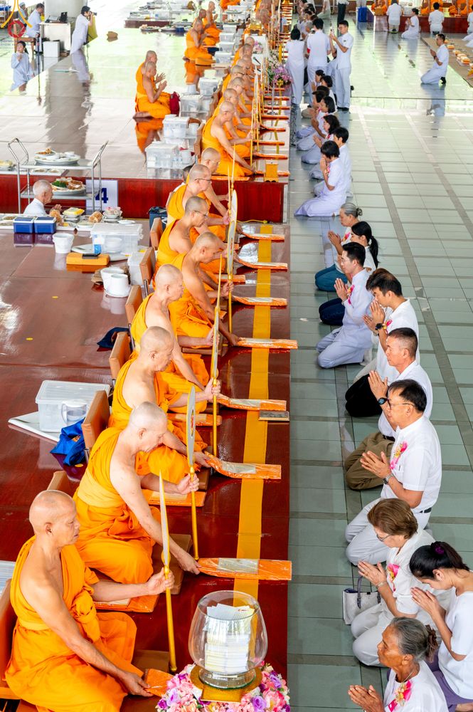 ภาพ No.328824:วันเสาร์ที่ 16 พฤษภาคม พ.ศ.2569 พิธีบุพเปตพลี ครั้งที่ 183 ร่วมอุทิศบุญแด่หมู่ญาติที่ล่วงลับไปแล้ว และสืบทอดอายุพระพุทธศาสนา ณ หอฉันคุณยายอาจารย์ฯ  วัดพระธรรมกาย