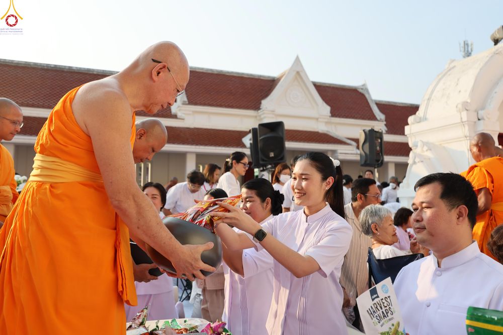 ภาพ No.297693:วันที่ 18 มกราคม พ.ศ. 2569 พิธีตักบาตรพระธรรมยาตรา ณ วัดโบสถ์บน ต.บางคูเวียง จ.นนทบุรี อนุสรณ์สถานลำดับที่ 4 สถานที่เกิดด้วยกายธรรม ในโครงการธรรมยาตรา กตัญญูบูชา มหาปูชนียาจารย์ พระมงคลเทพมุนี(สด จนฺทสโร) พระผู้ปราบมาร อนุสรณ์สถาน 7 แห่ง ปีที่ 14