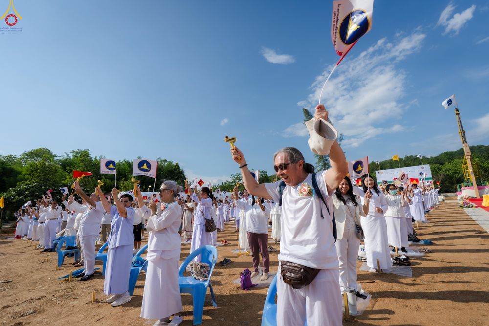 ภาพ No.331695:วันพุธที่ ๓ มิถุนายน พ.ศ.๒๕๖๙ พิธีทอดผ้าป่า ปฏิบัติธรรมกลั่นแผ่นดิน พิธีโปรยรัตนชาติ  และ พิธีตอกเสาเข็ม มงคลต้นแรก สถาปนา "องค์พระเจดีย์เพื่อสร้างสันติภาพโลก"  องค์แรก ครั้งแรกของลำปาง ประตูสู่ภาคเหนือ  ณ ศูนย์ปฏิบัติธรรมเถินเทิดธรรม อ.เถิน จ.ลำปาง