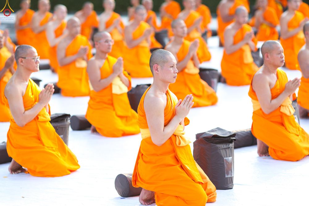 ภาพ No.281614:วันที่ 24 ธันวาคม พ.ศ.2568 พระธรรมยาตรา ปฏิบัติธรรม และถ่ายภาพหมู่ประวัติศาสตร์ ณ ลานหน้ามหาวิหารพระมงคลเทพมุนีฯ วัดพระธรรมกาย