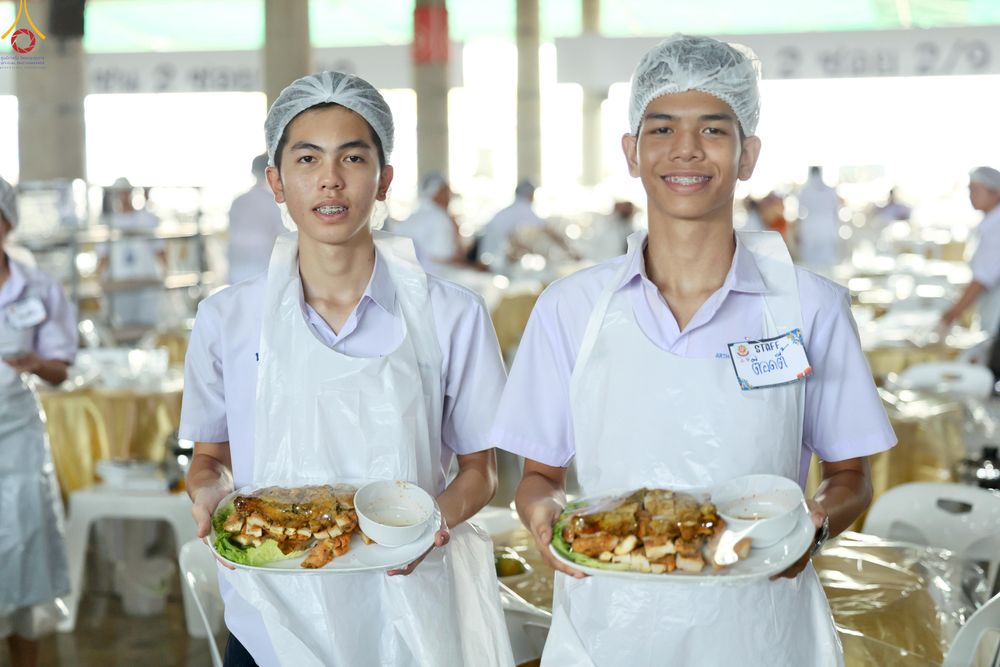 ภาพ No.323739:วันที่ 22 เมษายน พ.ศ.2569(วันคุ้มครองโลก) งานถวายมหาสังฆทาน 40,000 กว่าวัดทั่วประเทศ คณะสงฆ์ฉันภัตตาหารเพล