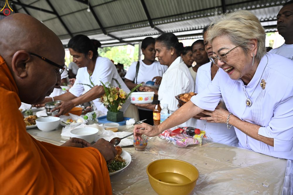 ภาพ No.278698:วันที่ 30 ตุลาคม พ.ศ.2568 กฐินสมทบต่างประเทศ โดยคณะศิษยานุศิษย์ บูชาธรรม 81 ปี หลวงพ่อธัมมชโย ณ วัดศรีสุดาสนะ รังกุต วิหาร ประเทศศรีลังกา