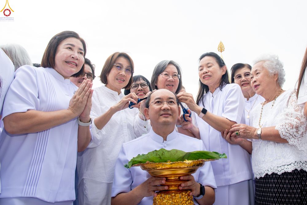 ภาพ No.330188:วันที่ 30 พฤษภาคม พ.ศ.2569 พิธีตัดปอยผมและปลงผม อุบาสกอุปสมบทอุทิศชีวิต 11 ท่าน ณ โบสถ์พระไตรปิฎก วัดพระธรรมกาย จังหวัดปทุมธานี