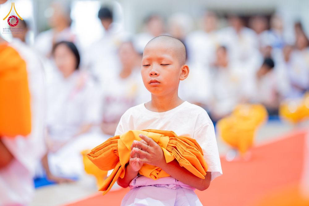 ภาพ No.318693:วันที่ 29 มีนาคม พ.ศ. 2569 พิธีเวียนประทักษิณ มอบผ้าไตร บรรพชาสามเณร  ณ ศูนย์อบรมเยาวชนกาญบุรี