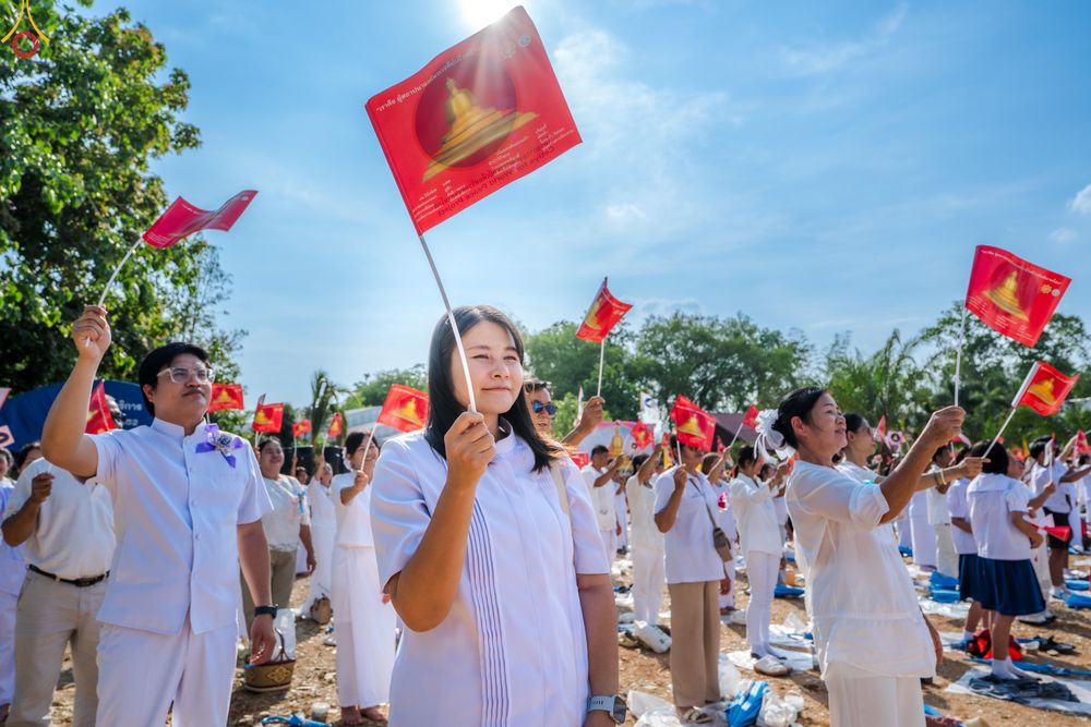ภาพ No.326914:วันศุกร์ที่ ๑ พฤษภาคม พ.ศ.๒๕๖๙ พิธีทอดผ้าป่า สถาปนาองค์พระเจดีย์เพื่อสร้างสันติภาพโลก และ พิธีโปรยรัตนชาติ กลั่นแผ่นดิน  โปรยทราย เป็นปฐมฤกษ์ ณ ศูนย์ปฏิบัติธรรมเถินเทิดธรรม ต.แม่ปะ อ.เถิน จ.ลำปาง