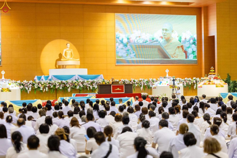 ภาพ No.311692:วันอาทิตย์ต้นเดือนที่ 1 มีนาคม พ.ศ.2569 สัมมนาพิเศษ พิธีมอบรูปหล่อโลหะหลวงปู่วัดปากน้ำ พระมงคลเทพมุนี พิธีมุทิตาสักการะในโอกาสพระครูปลัดรัตนวีรวัฒน์(รังสฤษดิ์ อิทธิจินฺตโก) เจ้าอาวาสวัดพระธรรมกาย  ดำรงตำแหน่งเป็น “ที่ปรึกษาเจ้าคณะจังหวัดปทุมธานี”  ณ ห้อง