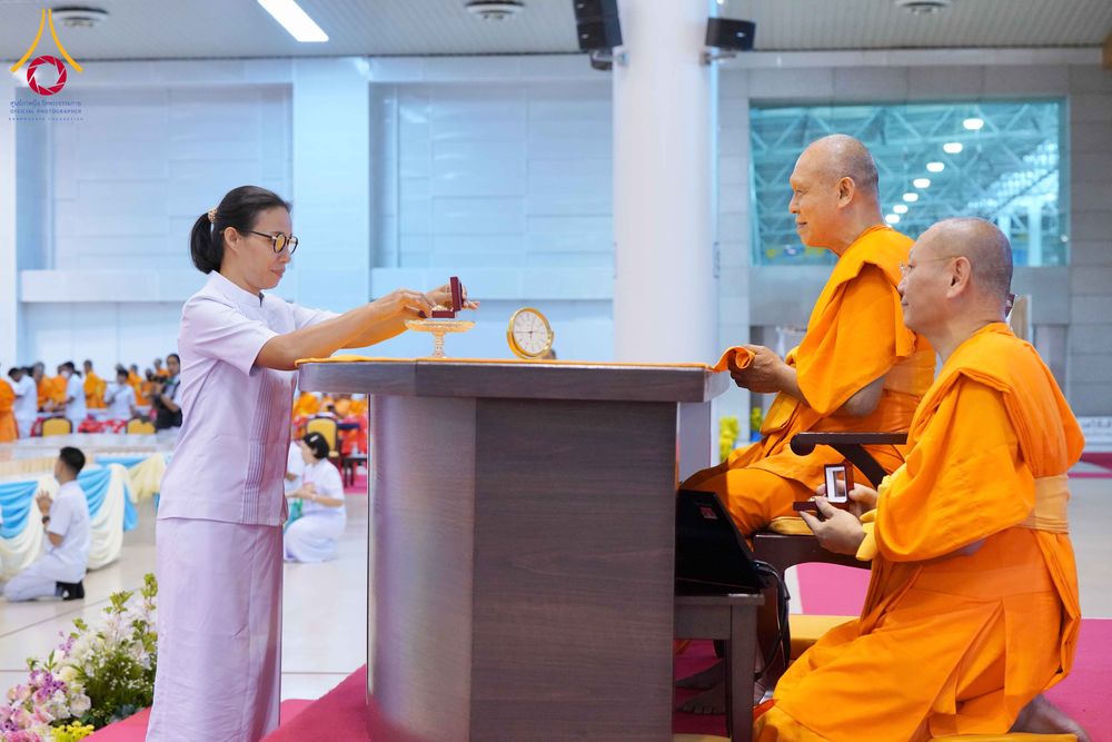 ภาพ No.338015:วันอาทิตย์ต้นเดือน 5 กรกฎาคม พ.ศ.2569 สัมมนาพิเศษ พิธีมอบพระของขวัญ ณ ห้องแก้วสารพัด1 วัดพระธรรมกาย