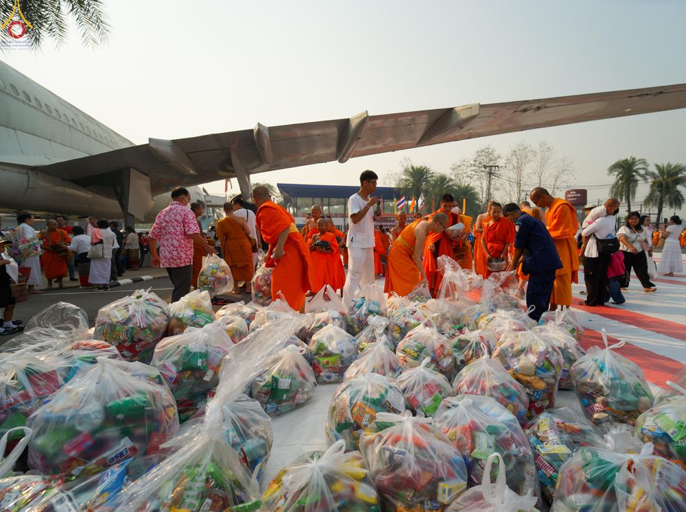 ภาพ No.321075:วันอาทิตย์ที่ ๑๒ เมษายน พ.ศ ๒๕๖๙ พิธีตักบาตรปี๋ใหม่เมืองพระภิกษุสงฆ์ ๓๓๙ รูป  อุทิศถวายพระราชกุศลสมเด็จพระนางสิริกิติ์  พระบรมราชินีนาถ พระบรมราชชนนีพันปีหลวง และฉลองเมืองแม่แตงครบรอบ ๑๑๙ ปี ณ ลานโรงแรมแอร์ไดมอนด์ อำเภอแม่แตง จังหวัดเชียงใหม่