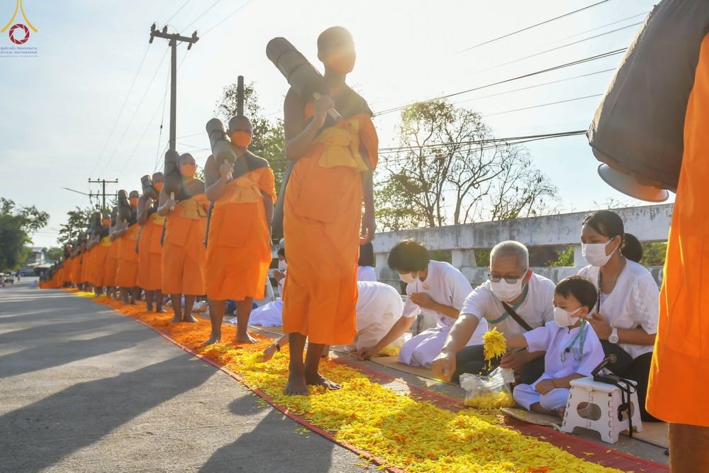 ภาพ No.70867:พิธีต้อนรับพระธรรมยาตรา ในโครงการธรรมยาตรากตัญญูบูชา มหาปูชนียาจารย์ พระมงคลเทพมุนี(สด จนฺทสโร) พระผู้ปราบมาร อนุสรณ์สถาน 7 แห่ง ปีที่ 11 วันที่ 14 มกราคม พ.ศ. 2566 ณ อนุสรณ์สถานลำดับที่ 3 สถานที่เกิดในเพศสมณะ วัดสองพี่น้อง อ.สองพี่น้อง จ.สุพรรณบุรี