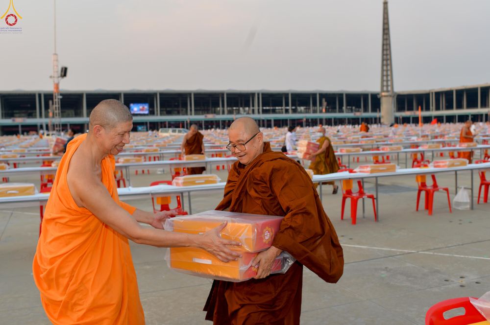 ภาพ No.323122:วันที่ 19 เมษายน พ.ศ.2569 การเรียงกล่องไทยธรรม , เตรียมงานจราจร เพื่องานถวายมหาสังฆทาน 40,000 กว่าวัดทั่วประเทศ วันคุ้มครองโลก 22 เมษายน พ.ศ.2569 วัดพระธรรมกาย