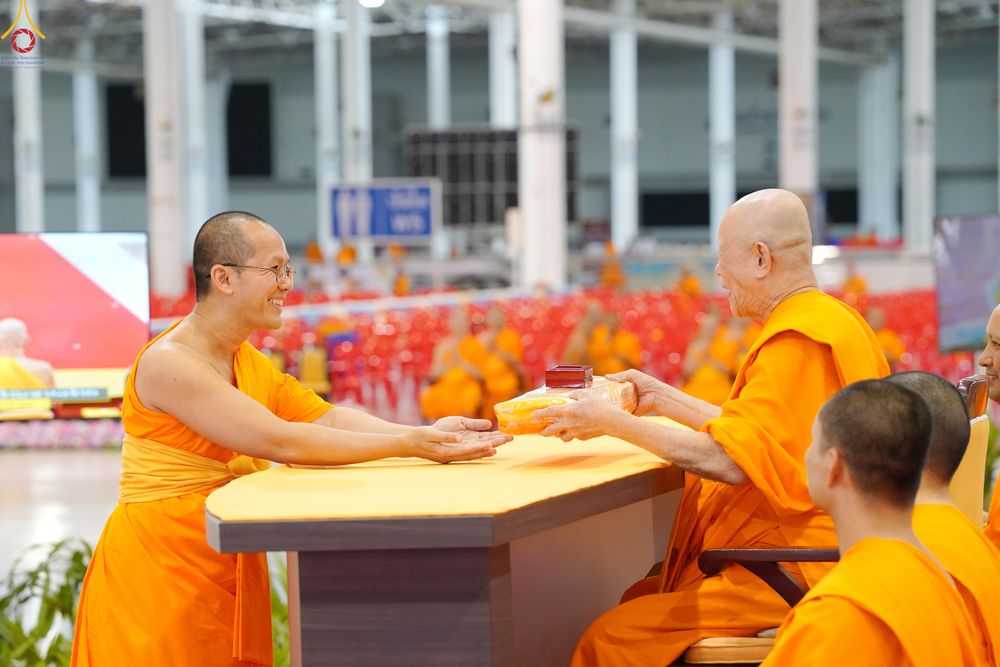 ภาพ No.338976:วันอาทิตย์ที่ 12 กรกฎาคม พ.ศ.2569 พิธีมุทิตาผู้สอบได้เปรียญธรรม ประโยค 1-2 ถึง ป.ธ.9 และ บ.ศ.1-2 ถึง บ.ศ.6 สำนักศาสนศึกษาวัดพระธรรมกาย ประจำปี 2569, พิธีมอบตราตั้งแต่งตั้งอาจารย์ใหญ่ สำนักศาสนศึกษาวัดพระธรรมกาย