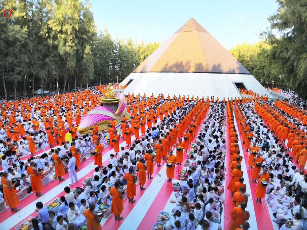 ภาพ No.289374:วันที่ 7 มกราคม พ.ศ. 2569 พิธีตักบาตรพระธรรมยาตรา ณ อนุสรณ์สถานลำดับที่ 1 สถานที่เกิดด้วยรูปกายเนื้อ อนุสรณ์สถานมหาวิหารพระมงคลเทพมุนี (โลตัสแลนด์) อ.สองพี่น้อง จ.สุพรรณบุรี ในโครงการธรรมยาตรา กตัญญูบูชา มหาปูชนียาจารย์ พระมงคลเทพมุนี(สด จนฺทสโร) พระผู้ป