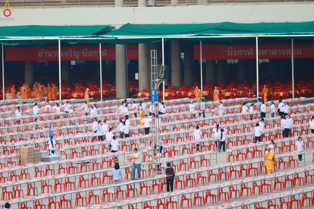 ภาพ No.322597:วันที่ 17 เมษายน พ.ศ.2569 การเรียงกล่องไทยธรรม เรียงน้ำดื่ม เรียงร่ม ณ ลานธรรมพระมหาธรรมกายเจดีย์ เพื่องานถวายมหาสังฆทาน 40,000 กว่าวัดทั่วประเทศ วันคุ้มครองโลก 22 เมษายน พ.ศ.2569 วัดพระธรรมกาย