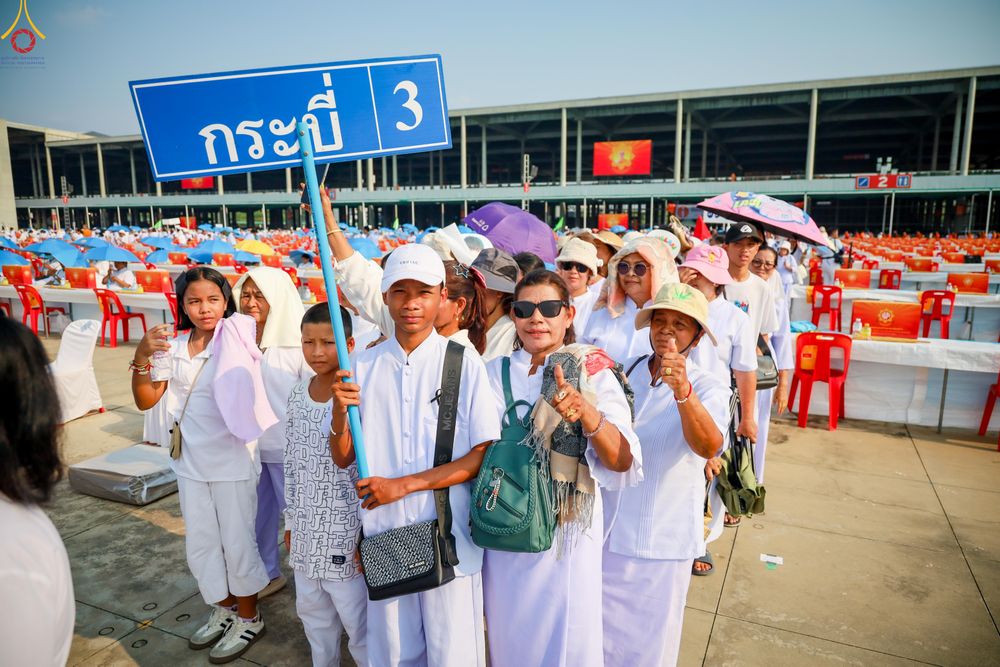 ภาพ No.324469:วันที่ 22 เมษายน พ.ศ.2569 (วันคุ้มครองโลก) งานถวายมหาสังฆทาน 40,000 กว่าวัดทั่วประเทศ บรรยากาศพระสังฆาธิการและสาธุชน  เดินทางเข้าลานธรรม วัดพระธรรมกาย