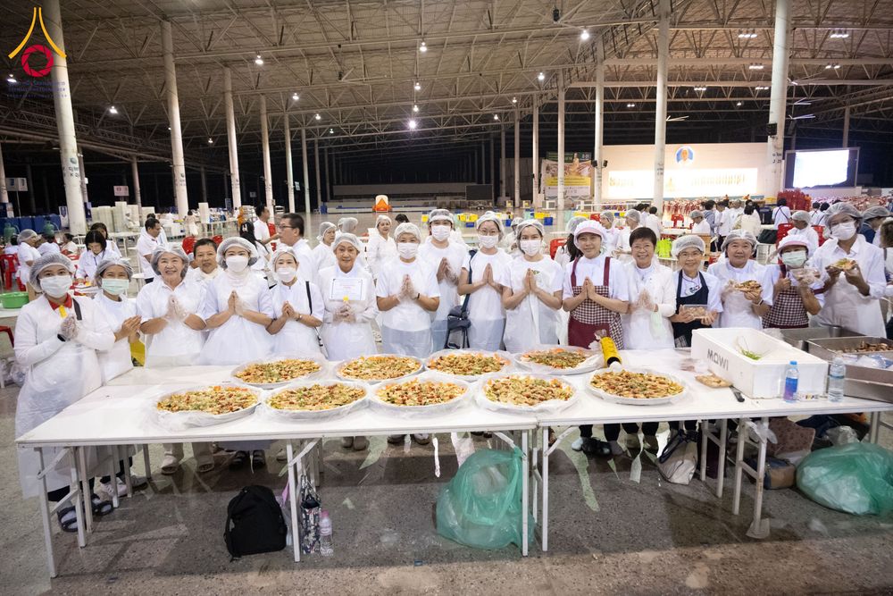 ภาพ No.287253:วันที่ 3 มกราคม พ.ศ.2569 พิธีถวายภัตตาหารเป็นสังฆทาน แด่พระธรรมยาตรา ณ วัดพระธรรมกาย  จังหวัดปทุมธานี ในโครงการธรรมยาตรา กตัญญูบูชา มหาปูชนียาจารย์ พระมงคลเทพมุนี(สด จนฺทสโร) พระผู้ปราบมาร อนุสรณ์สถาน 7 แห่ง ปีที่ 14