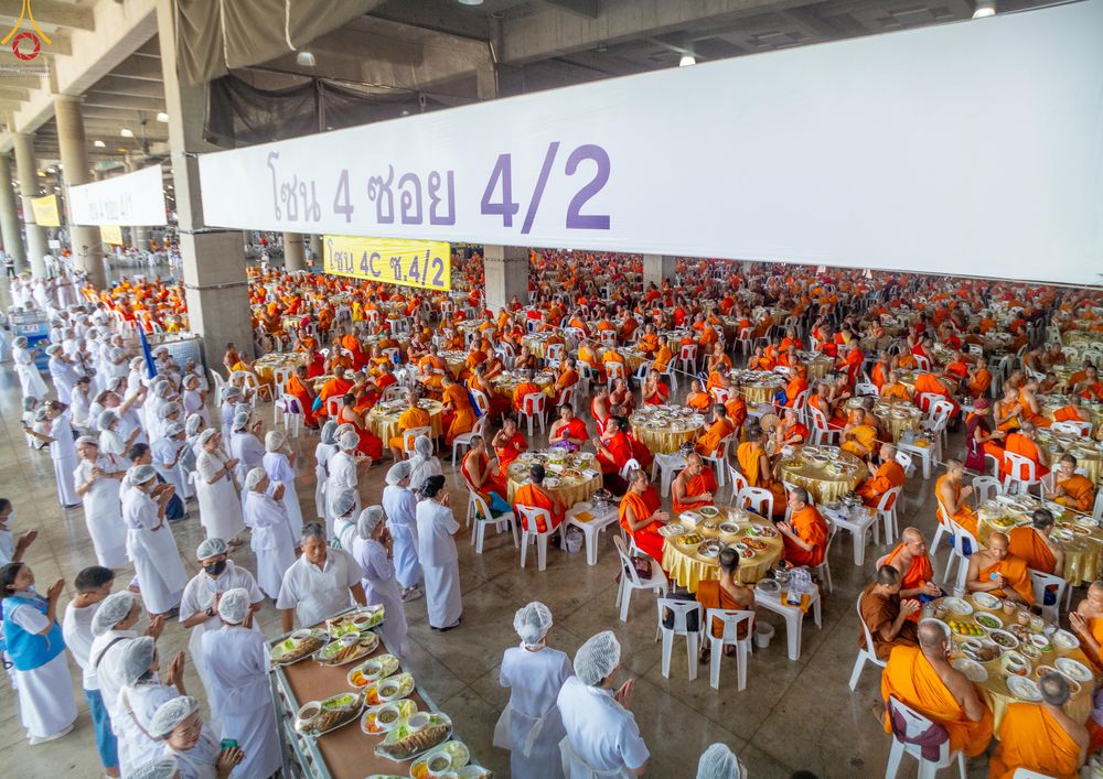 ภาพ No.323767:วันที่ 22 เมษายน พ.ศ.2569(วันคุ้มครองโลก) งานถวายมหาสังฆทาน 40,000 กว่าวัดทั่วประเทศ คณะสงฆ์ฉันภัตตาหารเพล