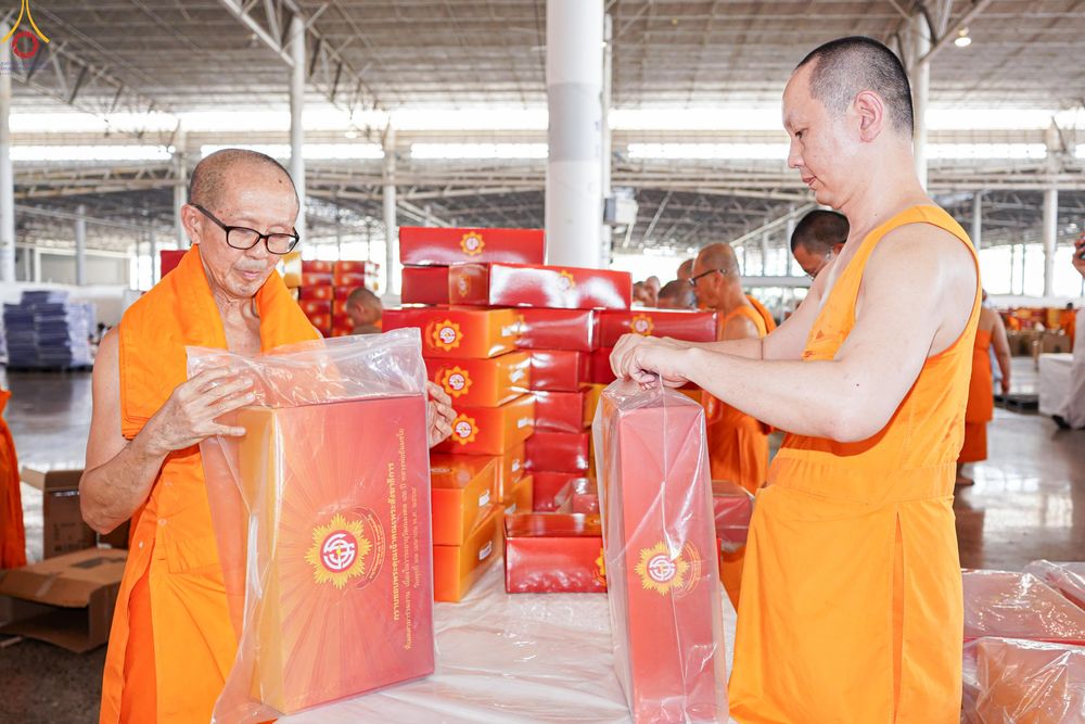 ภาพ No.321159:วันที่ 10-11 เมษายน พ.ศ.2569 การเตรียมกล่องไทยธรรม และการติดผ้ารับประเคน เพื่องานถวายมหาสังฆทาน 40,000 กว่าวัดทั่วประเทศ วันคุ้มครองโลก 22 เมษายน พ.ศ.2569 วัดพระธรรมกาย