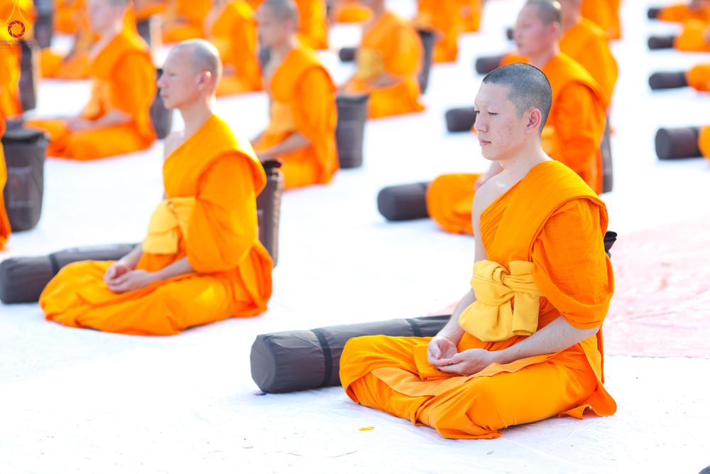 ภาพ No.281585:วันที่ 24 ธันวาคม พ.ศ.2568 พระธรรมยาตรา ปฏิบัติธรรม และถ่ายภาพหมู่ประวัติศาสตร์ ณ ลานหน้ามหาวิหารพระมงคลเทพมุนีฯ วัดพระธรรมกาย