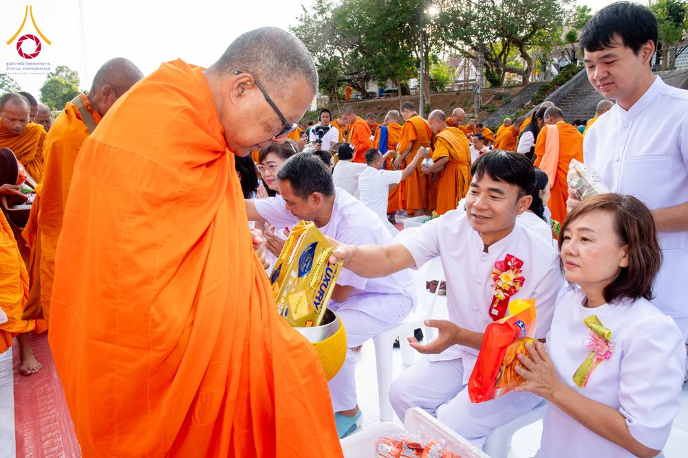 ภาพ No.310346:วันอาทิตย์ที่ 15 กุมภาพันธ์ พ.ศ. 2569 ตักบาตรพระ 1,000 รูป เมืองตรัง ปีที่ 2 ณ ลานพระบรมราชานุสาวรีย์ รัชกาลที่ 5 (หน้าศาลจังหวัดตรัง)อ.เมือง จ.ตรัง